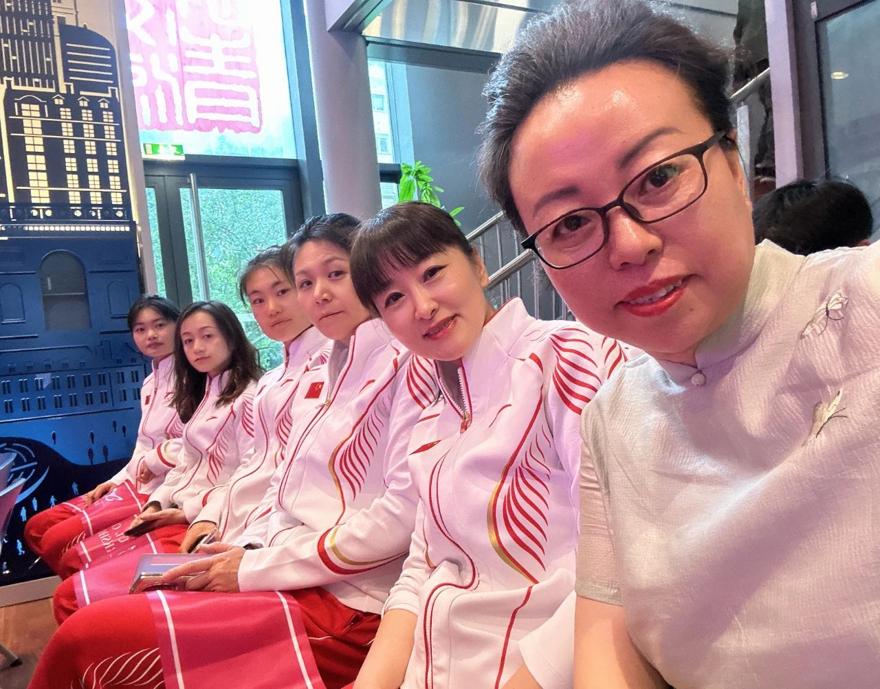 图为美丽工坊青绣负责人与奥运会运动员合影